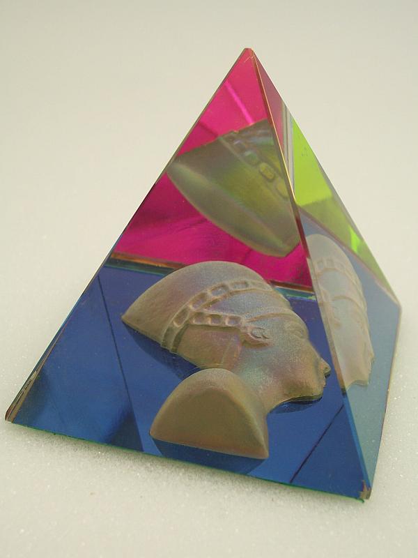 Pyramída krištáľová - farebná 
